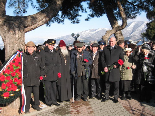 С ветеранами у памятника