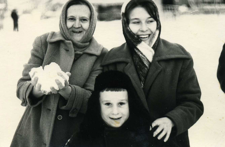Бабуля (среднеазиатская супруга Владимира Васильевича), мама (первая жена Василия Владимировича) и Юра (старший сын Людмилы Владимировны)